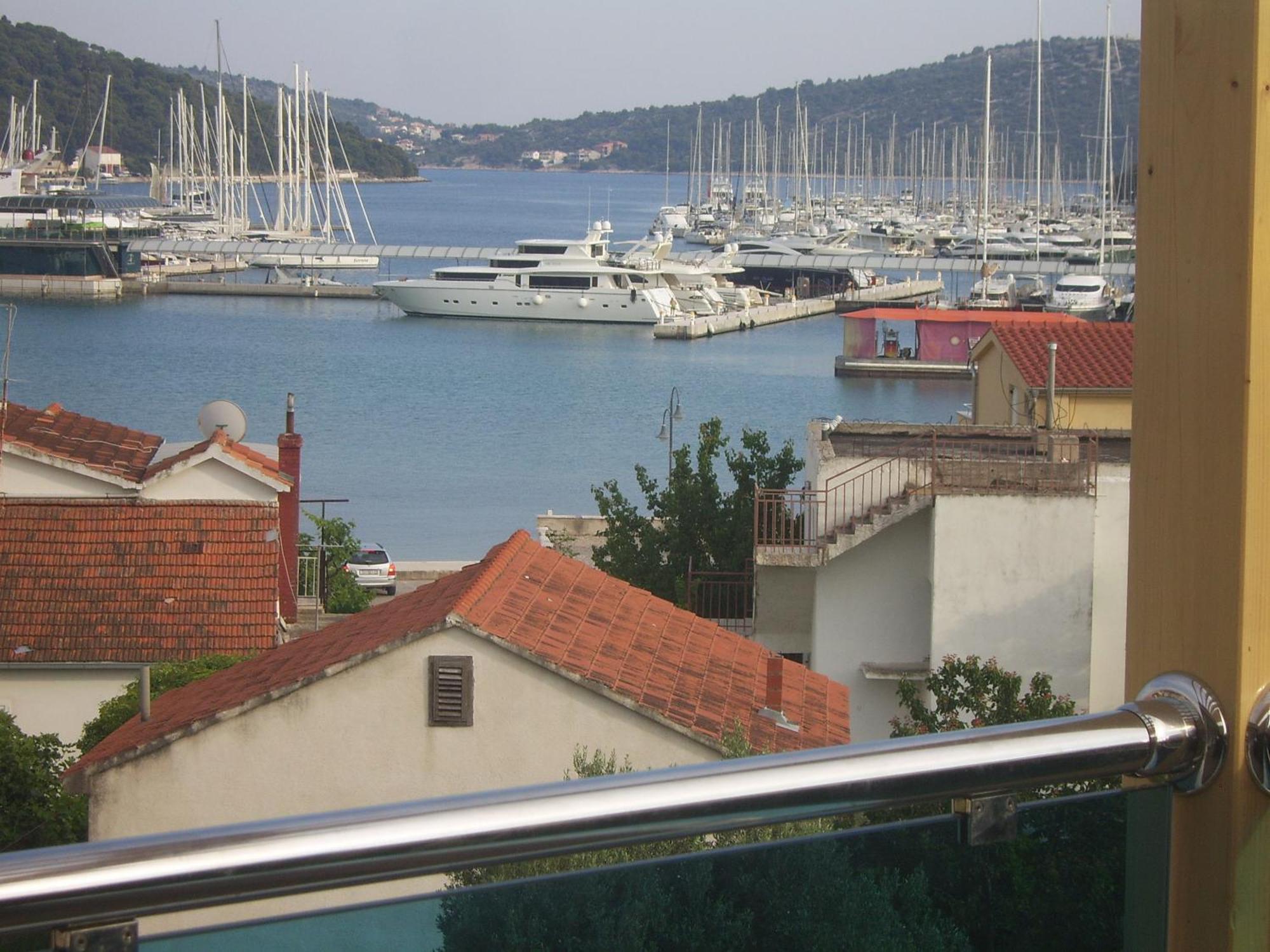 Apartments Villa Erik 로고즈니차 객실 사진