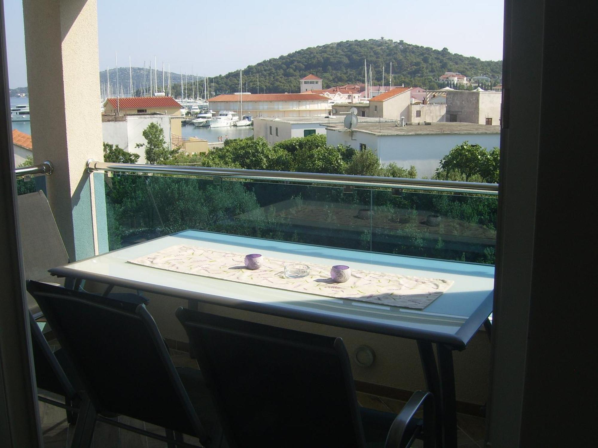 Apartments Villa Erik 로고즈니차 객실 사진
