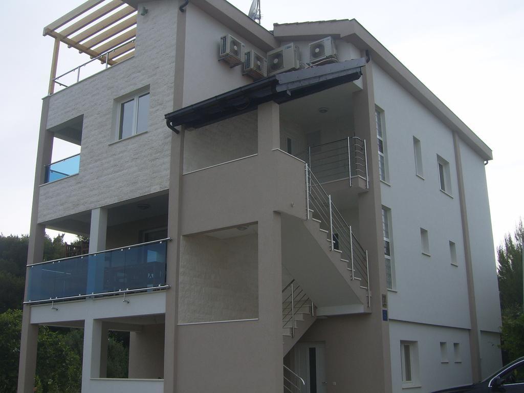 Apartments Villa Erik 로고즈니차 외부 사진