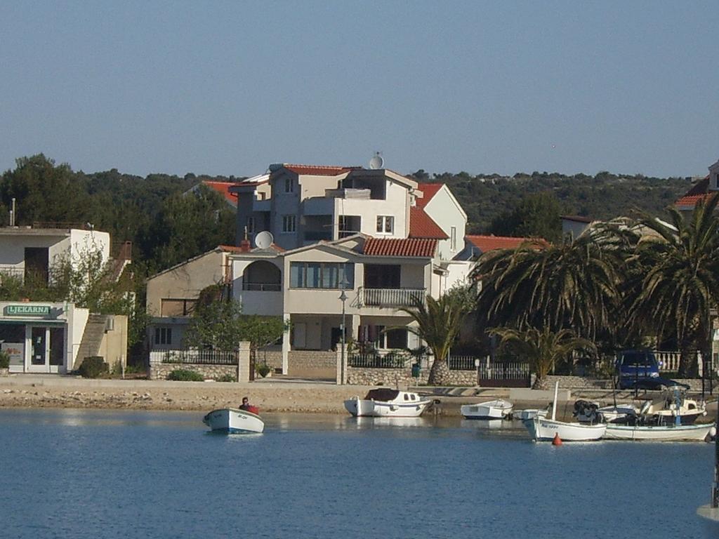 Apartments Villa Erik 로고즈니차 외부 사진