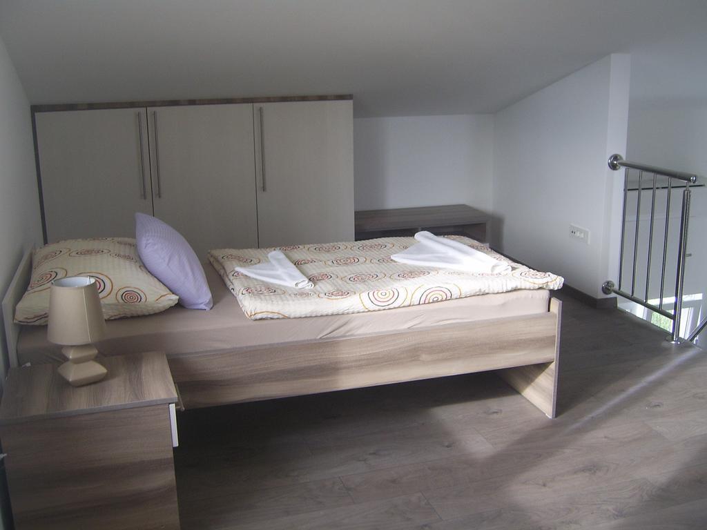 Apartments Villa Erik 로고즈니차 객실 사진
