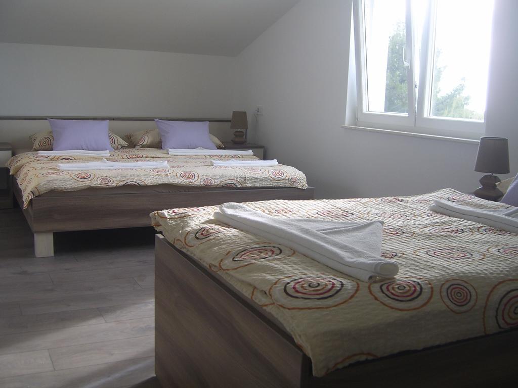 Apartments Villa Erik 로고즈니차 객실 사진